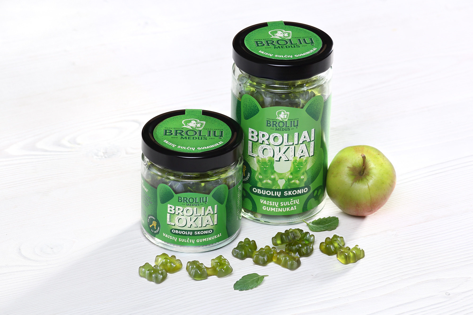 Apple-flavoured gum „Brothers Bears“ in a jar